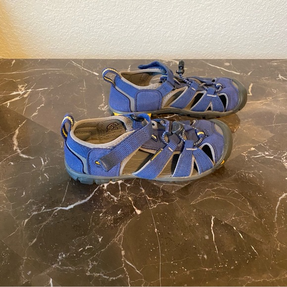 Keen Navy  Closed Toe Water Resistant Sandals size 1 - Picture 2 of 6